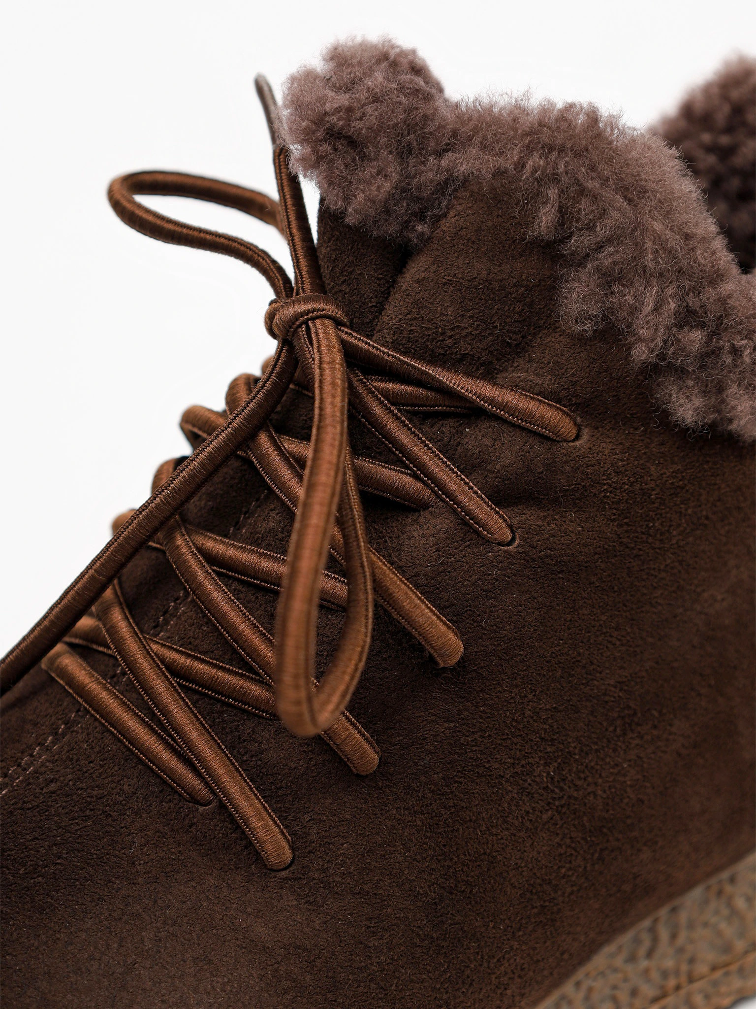 Ботинки коричневого цвета на низкой подошве